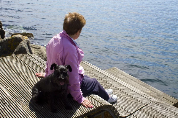 Mujer con perro —  Fotos de Stock