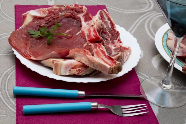 Färskt kött på bordet — Stockfoto