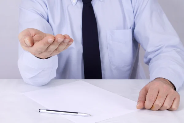 Geschäftsmann im Büro — Stockfoto