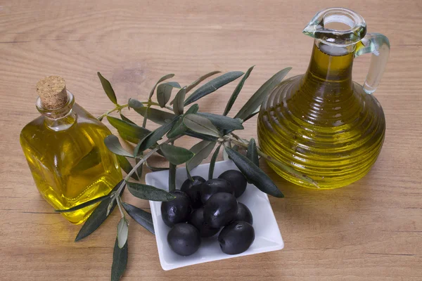 Aceitunas con fondo de madera — Foto de Stock