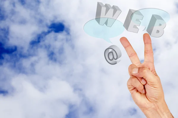 Hand in de wolken met woorden internet — Stockfoto