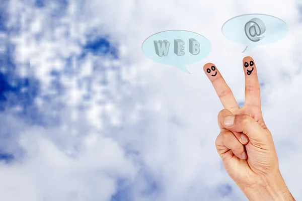 Hand in de wolken met woorden internet — Stockfoto