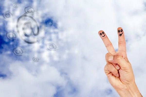 Рука в облаках со словами интернет — стоковое фото