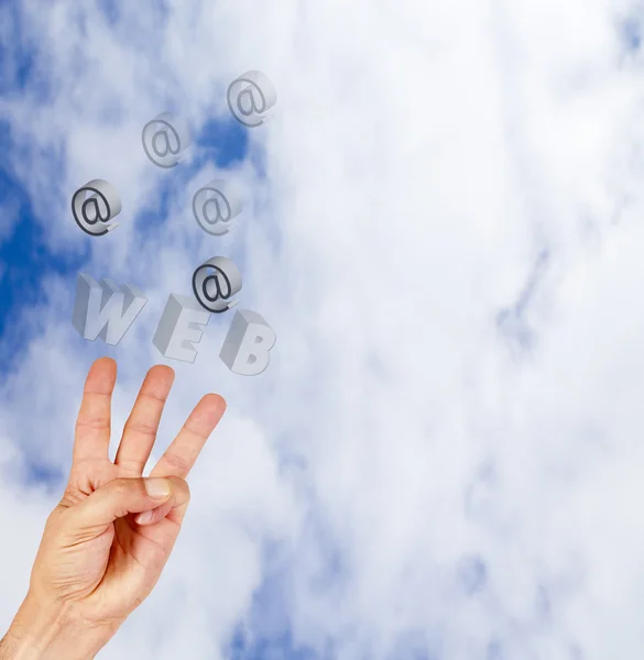 Χέρι στα σύννεφα με λέξεις στο Διαδίκτυο — Φωτογραφία Αρχείου