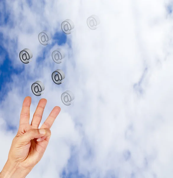 Hand i molnen med ord internet — Stockfoto