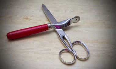 tahta arka plan ile dikiş aksesuarları