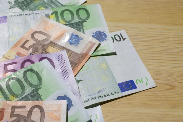 Eurobankovky na stole — Stock fotografie