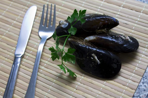 Fresh mussels on the table — Stock Photo, Image