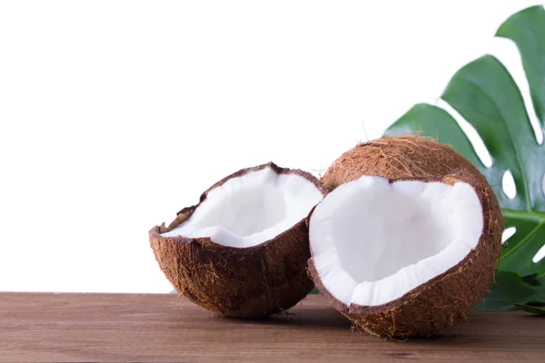 Kawałki Kokosa Smaczne Orzechy Kokosowe Izolowane — Zdjęcie stockowe