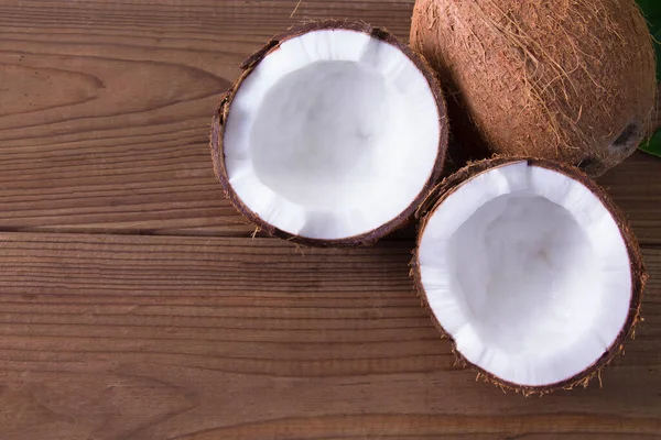 Kokosnuss Und Leckere Kokosnussstücke Isoliert — Stockfoto