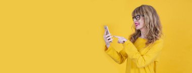 Cep telefonu olan yetişkin bir kadın izole edildi