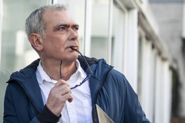 Sokakta dizüstü bilgisayarı olan sıradan bir adam.