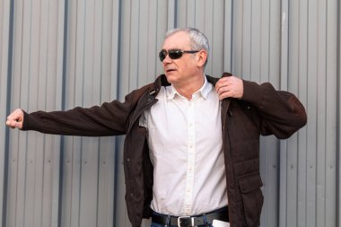 Duvardaki ceketli adamın portresi.