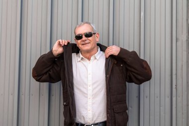 Duvardaki ceketli adamın portresi.