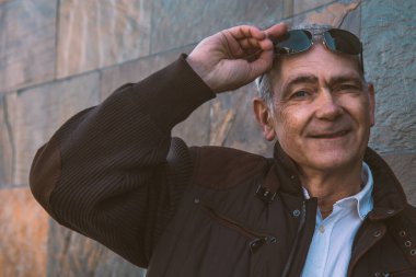 Duvardaki ceketli adamın portresi.