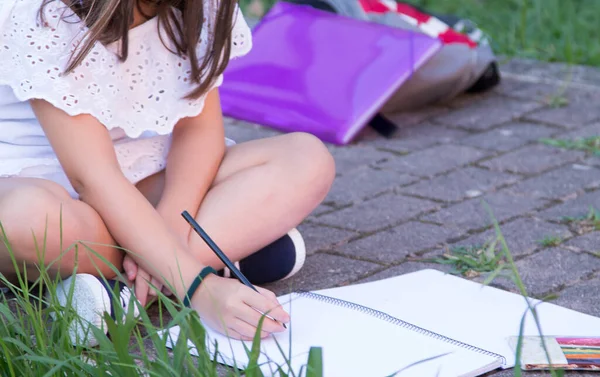 Studente Ragazza Con Zaino Pittura Con Matite Colorate Nel Suo — Foto Stock