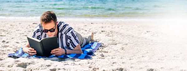 Hombre Acostado Relajado Toalla Playa Leyendo Libro —  Fotos de Stock