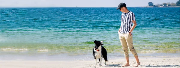 Sahilde Köpeğiyle Yürüyen Adam — Stok fotoğraf