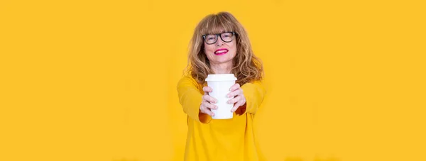 이거마셔요 안경을 여자는 일회용 커피를 음료에 표시되어 있으며 광고용 내용을 — 스톡 사진