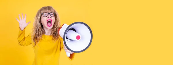 Mujer Gritando Con Megáfono Aislado —  Fotos de Stock