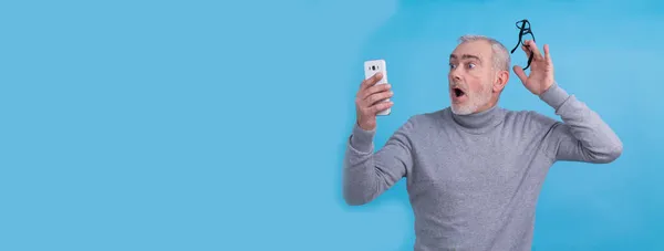 Homem Com Presbiopia Miopia Surpreendido Olhando Para Telefone Móvel — Fotografia de Stock