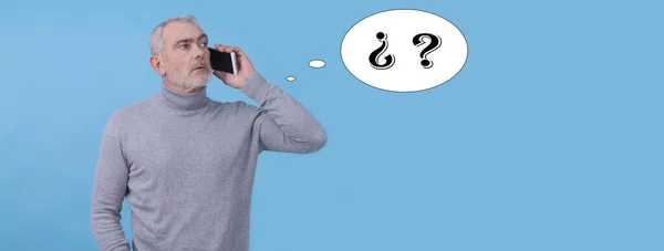 Uomo Adulto Chiedendo Con Punto Interrogativo Sul Telefono Cellulare Isolato — Foto Stock