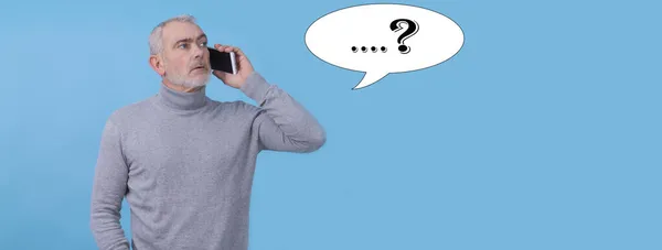 Erwachsener Mann Mit Fragezeichen Auf Handy Isoliert — Stockfoto
