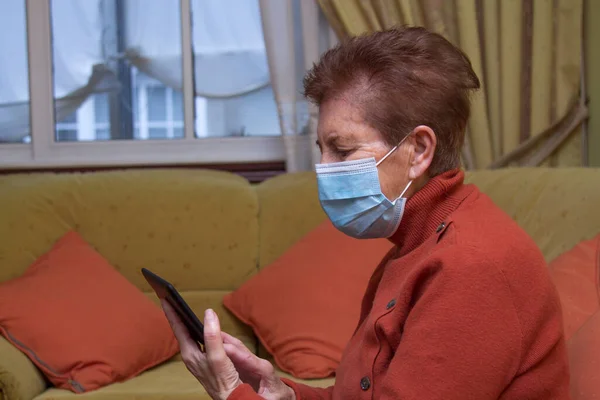 Старша Жінка Медичною Маскою Робить Відеодзвінок Дому Своїх Родичів Під — стокове фото