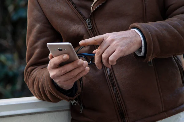 Homem Maduro Casaco Usando Telefone Celular Rua — Fotografia de Stock