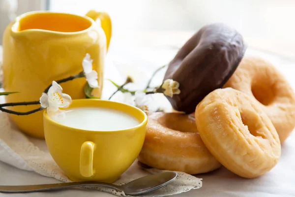 Deliziose Ciambelle Cioccolato Zuccherato Con Tazza Latte — Foto Stock