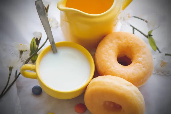 Donat Dan Cangkir Atas Meja — Stok Foto