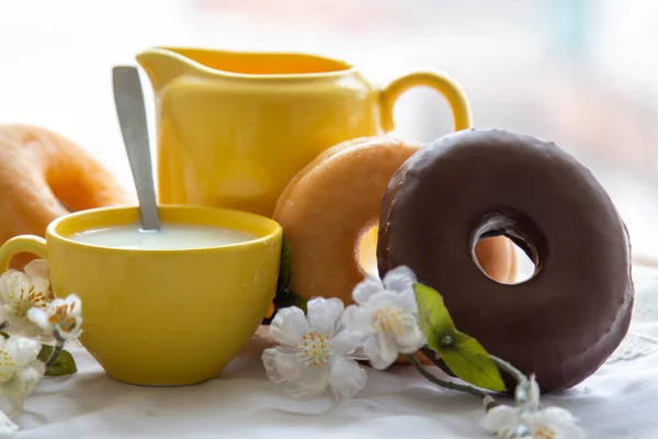 Deliciosos Donuts Com Xícara Leite Mesa — Fotografia de Stock