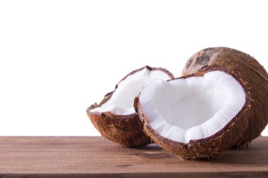 Masada taze hindistan cevizleri var.