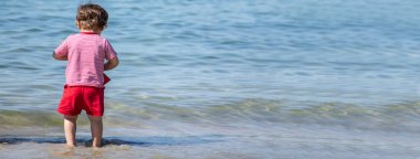Sahilde oynayan küçük çocuk