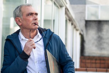 Sokakta dizüstü bilgisayarı olan sıradan bir adam.