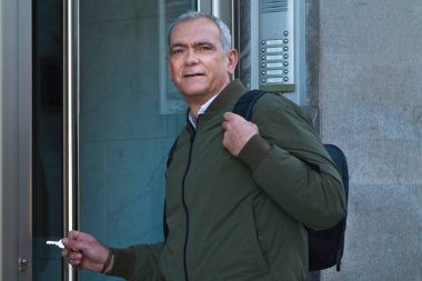 Adam anahtarla açılıyor. Evinin kapısının kapısı.