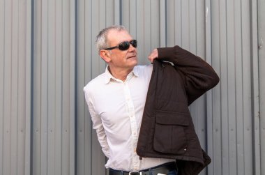 Duvardaki ceketli adamın portresi.