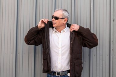 Duvardaki ceketli adamın portresi.