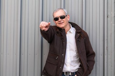 Ceketli adam yolu gösteriyor.