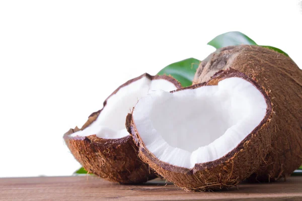 Frische Kokosnüsse Isoliert Auf Dem Tisch — Stockfoto