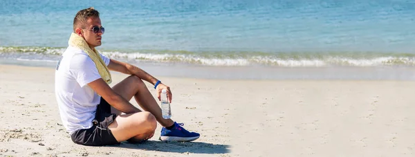 Человек Пляже Отдыхает Время Питья Смотрит Море После Пробежки Копировать — стоковое фото