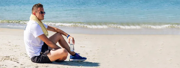 Homme Sur Plage Reposant Tout Buvant Regardant Mer Après Jogging — Photo