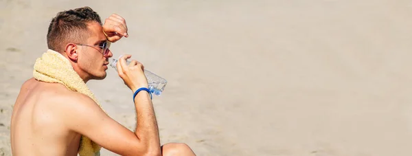 Man Beach Tired Exercising Resting Drinking Water — Stock Photo, Image