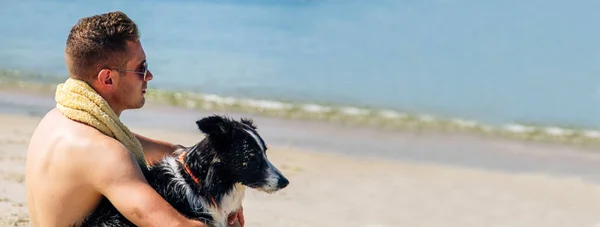 Πορτρέτο Του Νεαρού Άνδρα Στην Παραλία Σκύλο Του — Φωτογραφία Αρχείου