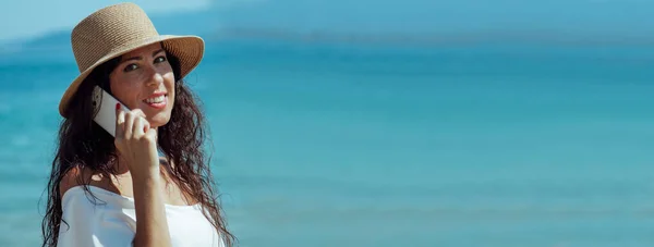 Женщина Шляпе Пляже Разговаривает Мобильному Телефону Копировальным Пространством — стоковое фото