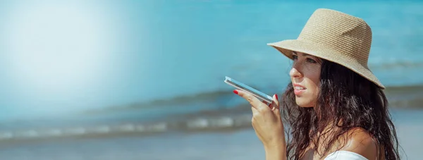 Sahilde Gülümseyen Bir Kadın Cep Telefonuna Kopyalama Alanı Olan Bir — Stok fotoğraf