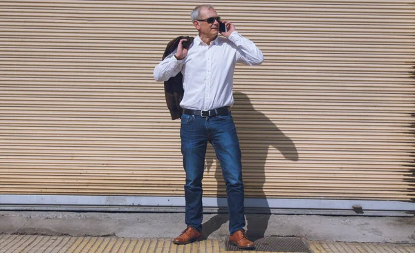 Elegante Volwassen Man Praten Met Mobiele Telefoon Met Blinde Achtergrond — Stockfoto