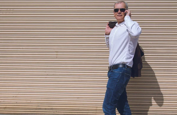 Elegante Volwassen Man Praten Met Mobiele Telefoon Met Blinde Achtergrond — Stockfoto