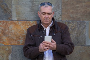 Duvarında cep telefonu olan son sınıf öğrencisi.