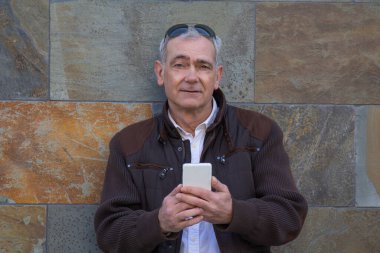 Duvarında cep telefonu olan son sınıf öğrencisi.